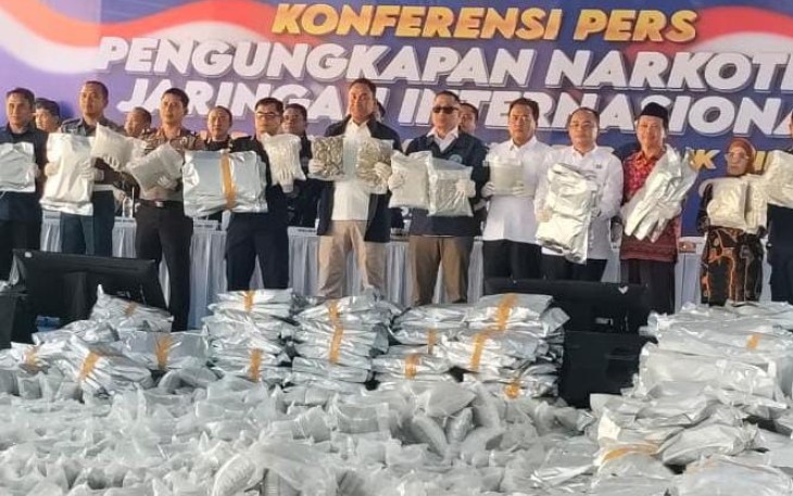 Badan Narkotika Nasional Republik Indonesia (BNN RI) bersama Direktorat Jenderal Bea dan Cukai Jawa Timur mengungkap dugaan penyelundupan narkotika jaringan internasional di Kompleks Pergudangan Prambanan Bizland Blok SA-33, Desa Cerme Lor, Kecamatan Cerme, Kabupaten Gresik