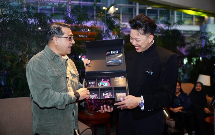 Menteri Ekonomi Kreatif/Kepala Badan Ekonomi Kreatif (Ekraf), Teuku Riefky Harsya (kiri), berbincang dengan Director sekaligus Founder SKAK Studio, Bayu Skak (kanan), saat menghadiri gala premiere film Foufo di Epicentrum XXI, Jakarta, Jumat (3/7/2026).