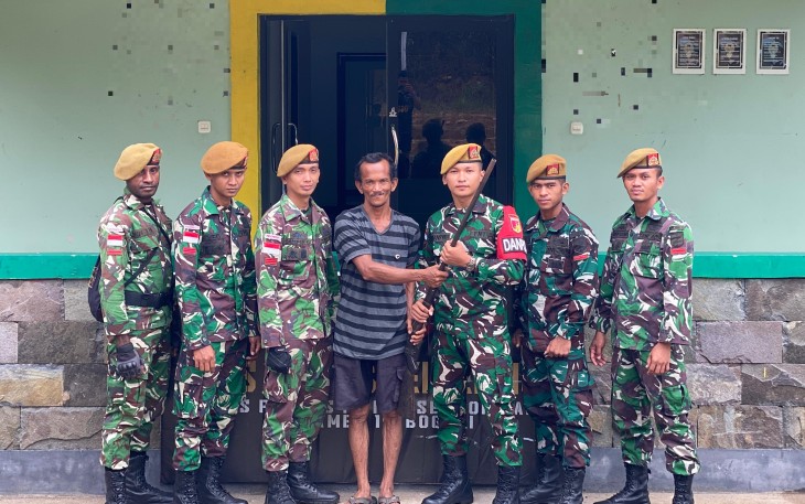 Satgas Pamtas RI-Malaysia Yonarmed 19/Bogani Terima Penyerahan Senjata Api dari Warga di Perbatasan Sambas 
