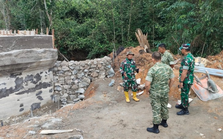 Komandan Kodim 0315/Tanjungpinang, Kolonel Inf Abdul Hamid, S.I.P., melaksanakan pengecekan dan peninjauan langsung terhadap progres pembangunan Jembatan Beton Garuda di Sungai Kongsi, Kp. Lome, Kabupaten Bintan, Selasa (7/7/2026)