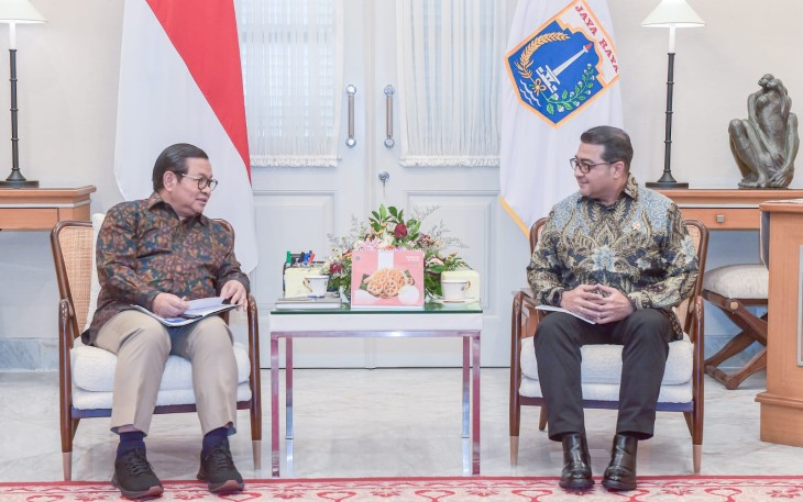 Menteri Ekonomi Kreatif/Kepala Badan Ekonomi Kreatif (Ekraf), Teuku Riefky Harsya (kanan), berbincang dengan Gubernur DKI Jakarta, Pramono Anung (kiri), saat audiensi di Balai Kota Provinsi DKI Jakarta, Kamis (9/7/2026)