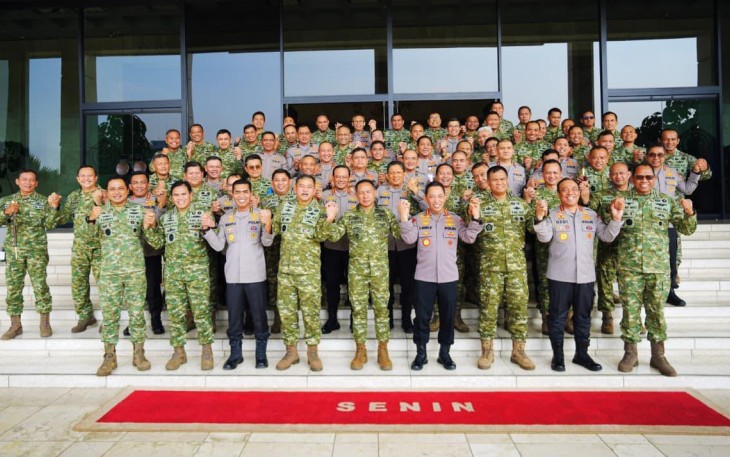 Kapolri Jenderal Listyo Sigit Prabowo bersama jajaran Pejabat Utama (PJU) Mabes Polri melakukan silaturahmi dengan Panglima TNI Jenderal Agus Subiyanto di Mabes TNI, Cilangkap