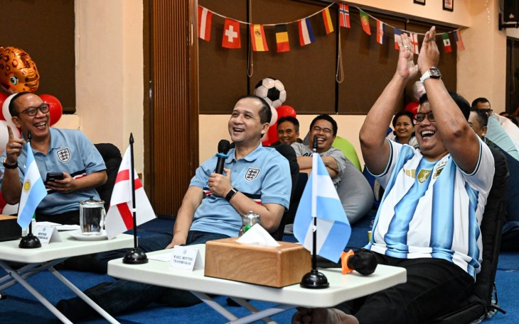 Menteri Transmigrasi M. Iftitah Sulaiman Suryanagara mengajak pegawai Kementerian Transmigrasi dan masyarakat di berbagai kawasan transmigrasi mengikuti nonton bareng pertandingan semifinal Piala Dunia antara Inggris dan Argentina 