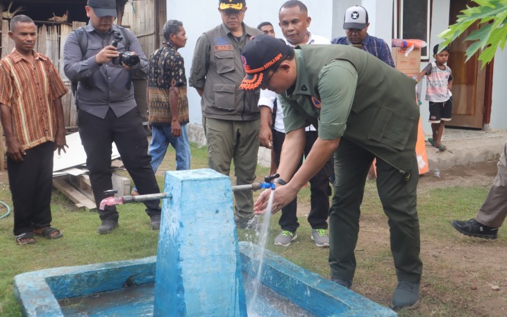 Kepala BNPB Letjen TNI Dr Suharyanto S.Sos M.M didampingi forkopimda Kabupaten Flores Timur mengecek langsung hunian tetap warga terdampak konflik sosial  di Desa Bugalima, Kecamatan Adonara Barat, Kabupaten Flores Timur, Provinsi Nusa Tenggara Timur (16/7)