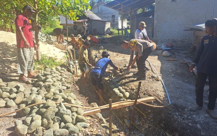 Semangat Gotong Royong Satgas TMMD ke-129 Kodim 1505/Tidore dan Warga Bangun Drainase di Desa Lolobata