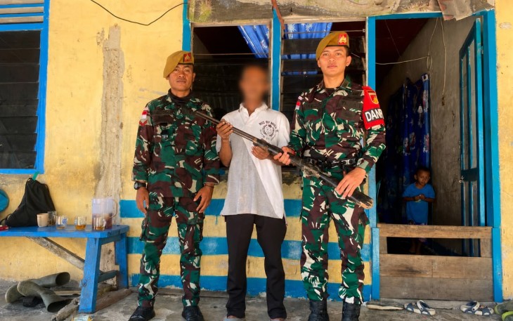 Satgas Pamtas RI-Malaysia Yonarmed 19/Bogani Terima Penyerahan Senjata Rakitan Dari Warga di Bengkayang