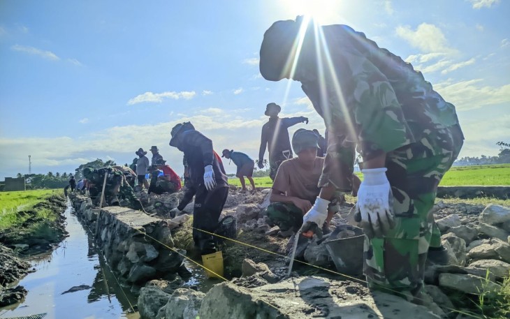 Pengerjaan talud jalan tani