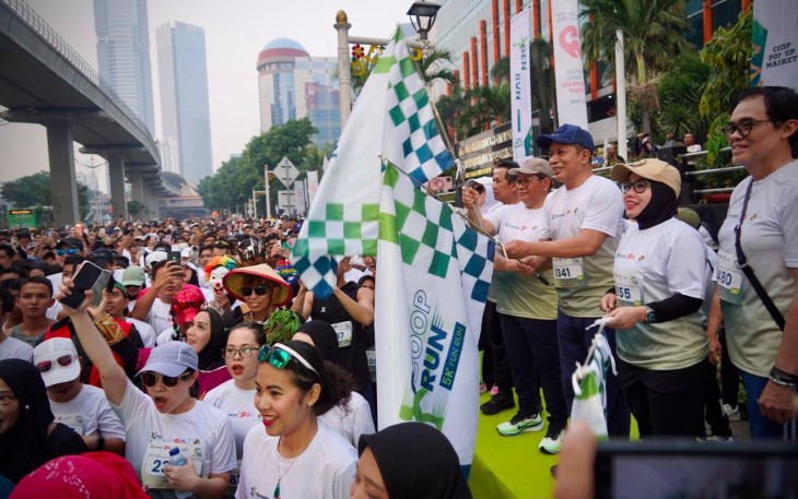 Menkop Ferry Juliantono melepas peserta GenCoopRun 5K di Jakarta, Minggu (19/7)