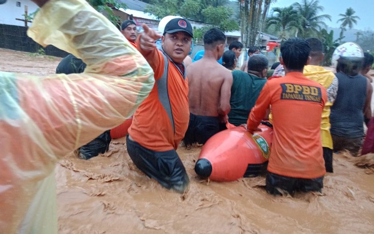 Banjir bandang menerjang wilayah Tapanuli Tengah, Sumatra Utara setelah hujan dengan intensitas tinggi mengguyur wilayah tersebut pada Sabtu (18/7) pukul 15.52 WIB
