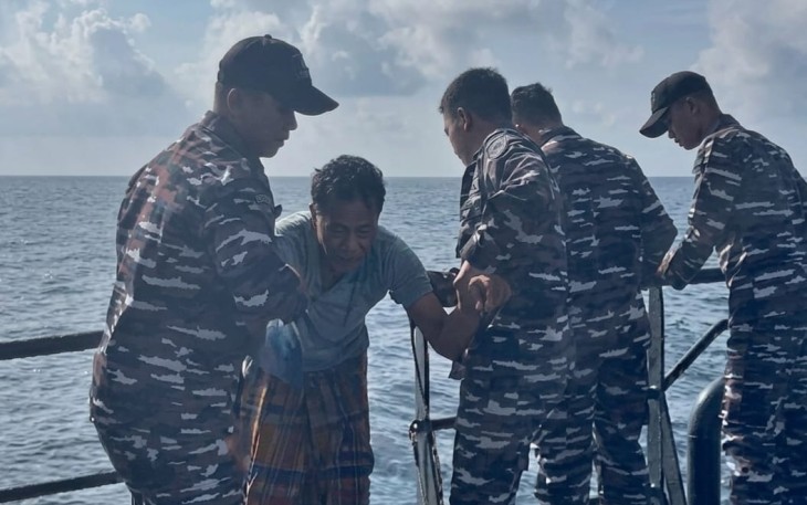 KRI Marlin-887 Berhasil Evakuasi Korban Selamat KLM Nurul Salsa 01 di Kepulauan Selayar 