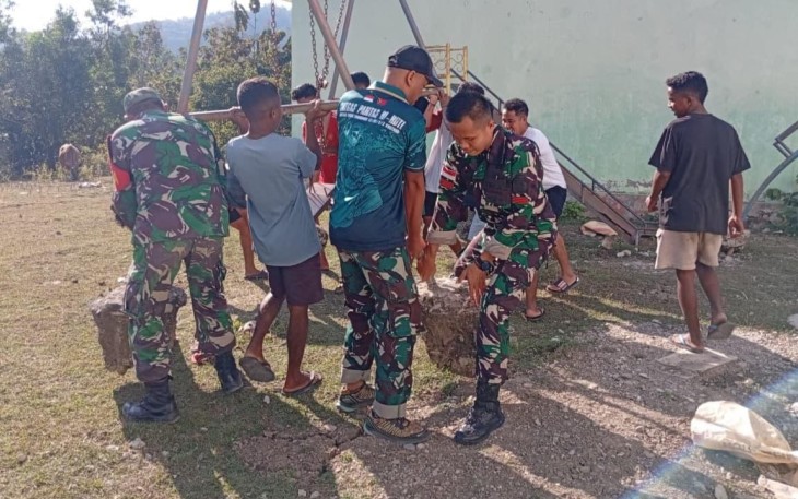 Pos Salore Bersama Warga dan Mahasiswa KKN Bersatu Kerja Bakti