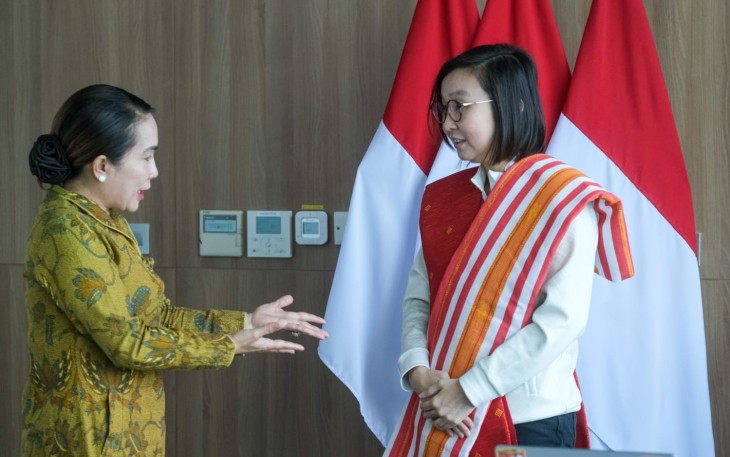 Wakil Menteri Ekonomi Kreatif/Wakil Kepala Badan Ekonomi Kreatif (Ekraf), Irene Umar (kanan) berbincang dengan Bupati Sumba Barat Daya, Ratu Ngadu Bonu Wulla (kiri) saat menerima audiensi di Kantor Kementerian Ekonomi Kreatif, Jakarta, Selasa (21/07/2026)