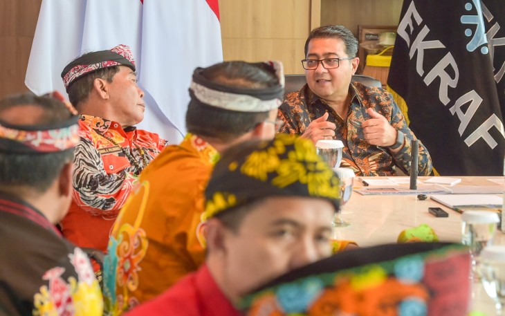 Menteri Ekonomi Kreatif/Kepala Badan Ekonomi Kreatif (Ekraf), Teuku Riefky Harsya (kanan) berbincang dengan Gubernur Kalimantan Utara (kiri) saat menerima audiensi di Kantor Kementerian Ekonomi Kreatif, Jakarta, Selasa (21/7/2026)