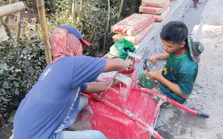Perawatan peralatan kerja satgat TMMD ke-129