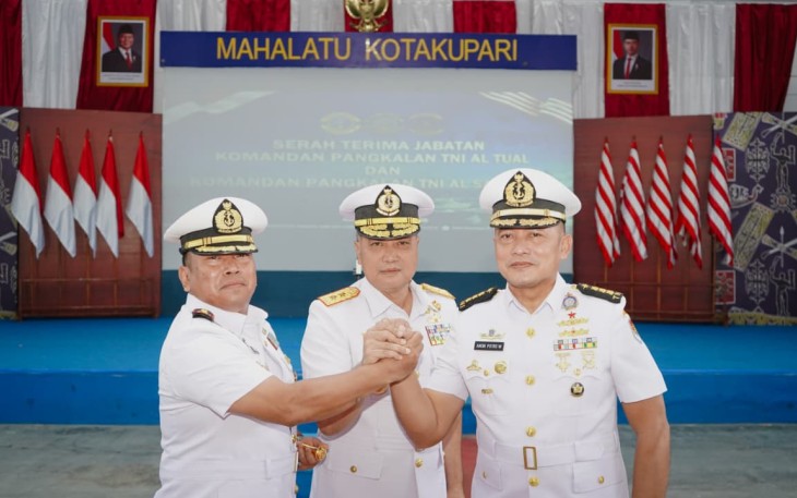 Komandan Kodaeral IX Pimpin Sertijab Komandan Lanal Tual dan Komandan Lanal Saumlaki