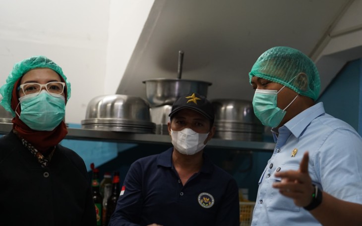 Kepala BGN Sudaryono yang akrab disapa Mas Dar didampingi Kepala Biro Hukum dan Hubungan Masyarakat BGN, Khairul Hidayati saat melakukan inspeksi mendadak SPPG di Bogor, Jumat (24/7) 