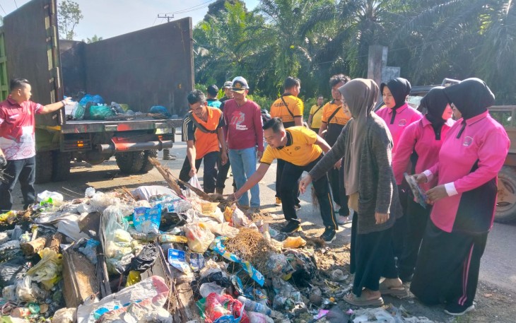 Polsek Pondok Suguh Bergerak Cepat Bersihkan Sampah di Jalan Provinsi