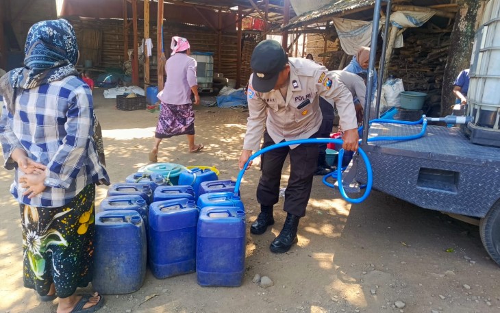 Polres Pasuruan Sulap Mobil Patroli Jadi Pengangkut Air Bersih untuk Warga Terdampak Kekeringan