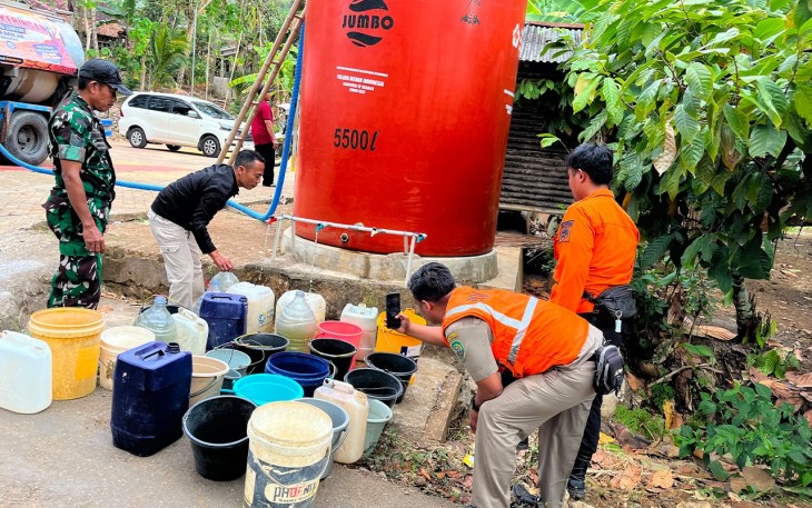 TNI-BPBD-BBWS Brantas Salurkan 16.000 Liter Air Bersih untuk Warga Terdampak Kekeringan di Panggul