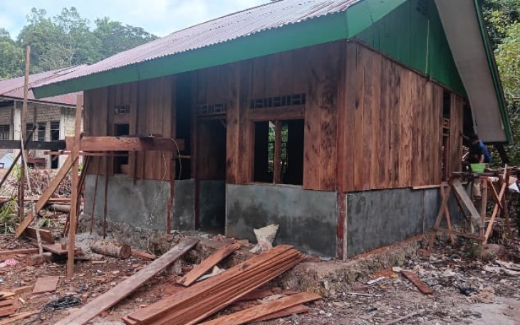 Pembangunan rumah semi permanen di kampung Sesor
