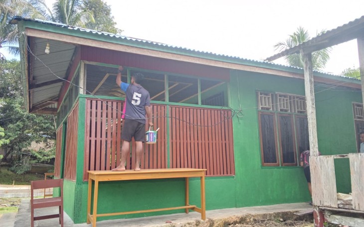 Pengerjaan rehab rumah bapak Herman di Kampung Sesor