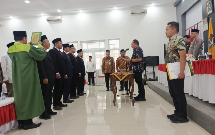 Bupati Karanganyar, Rober Christanto, melantik dan mengambil sumpah jabatan pimpinan Baznas periode 2026–2031, di Ruang Anthurium Rumah Dinas Bupati Karanganyar, Selasa (28/7/2026)