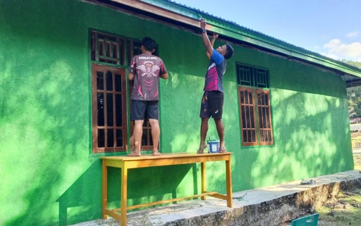 Pengerjaan rumah semi permanen type 36 di kampung Sesor