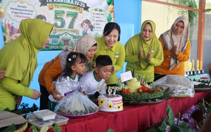 Ketua Yayasan Kartika Jaya Koordinator Kodim 0807 Cabang IV Brawijaya, Ny. Vina Tri Rosita, mengikuti rangkaian peringatan Hari Ulang Tahun (HUT) Ke-57 TK Kartika IV-29 Tulungagung