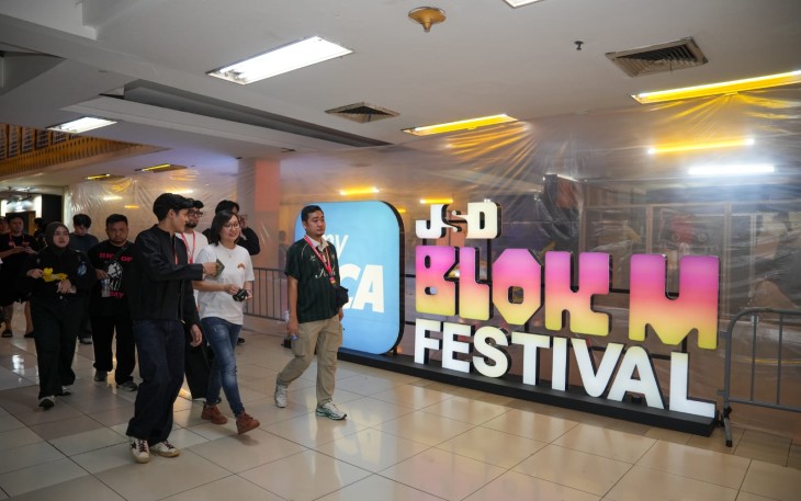 Wakil Menteri Ekonomi Kreatif/Wakil Kepala Badan Ekonomi Kreatif (Ekraf), Irene Umar (tengah) saat di  Jakarta Sneakers Day (JSD) Blok M Festival 2026, Jakarta, Sabtu (01/07/2026)