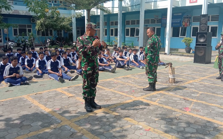 Tanamkan Cinta Tanah Air Sejak Dini, Koramil Kartoharjo Bekali Ratusan Pelajar SMK dengan Wasbang dan PBB