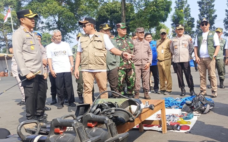 Bupati Rober Christanto beserta pejabat jajaran Forkopimda melakukan pengecekan sarana dan prasarana dalam Apel Siaga Karhutla Lawu, di Lapangan Landing Kemuning, Ngargoyoso, Karanganyar, Senin (3/8/2026)