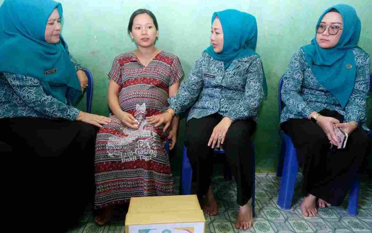 Program PKK Menyisir, Weni Lis Darmansyah Berbagi dan Sambagi Rumah Warga