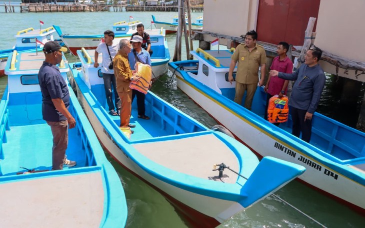 Pemerintah Daerah kabupaten Bintan Serahkan 11 Unit Sarana Penangkapan Ikan kepada Kelompok Nelayan