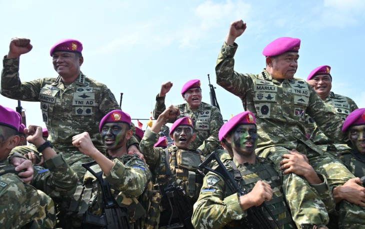 TNI AL Angkatan Pejabat Negara dan TNI Sebagai Warga Kehormatan Korps Marinir 