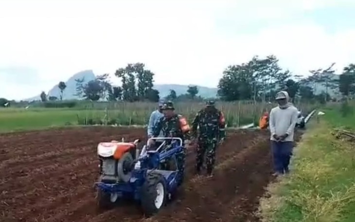 Bantu olah lahan pertanian warga binaan
