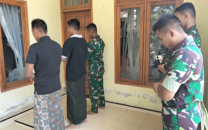 Shalat jumat bersama warga