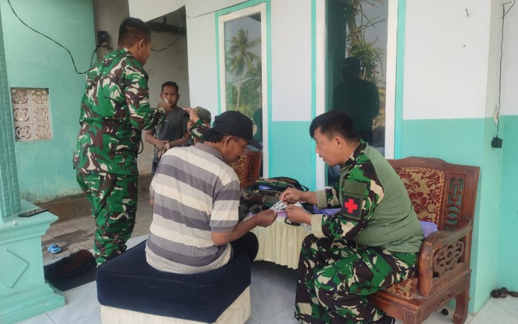 Pemeriksaan kesehatan warga dan personel 