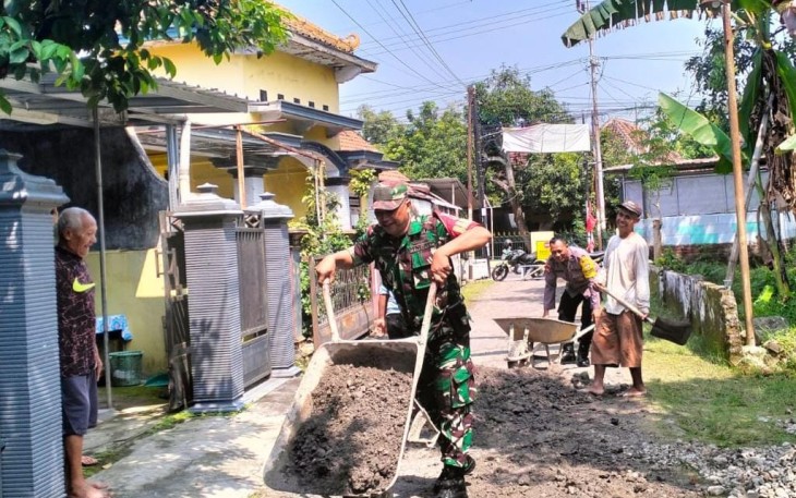 Ketika Jalan Kampung Butuh Perhatian, Babinsa dan Warga Sidorejo Bergerak Bersama
