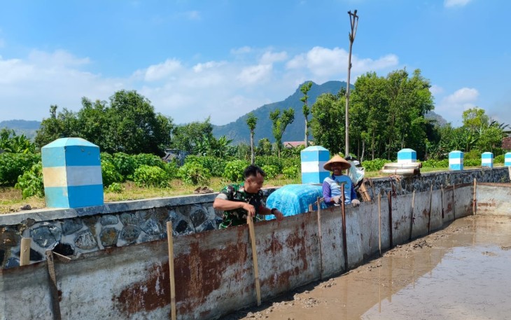 Babinsa Desa Kendalbulur Dampingi Petani Perbaiki Pematang Sawah, Dukung Kesiapan Masa Tanam