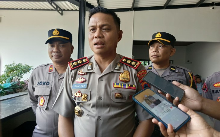 Kapolres Karanganyar, AkBP Arman Sahti, memberikan keterangan kepada wartawan terkait layanan Call Center 110, Senin (10/8/2026)