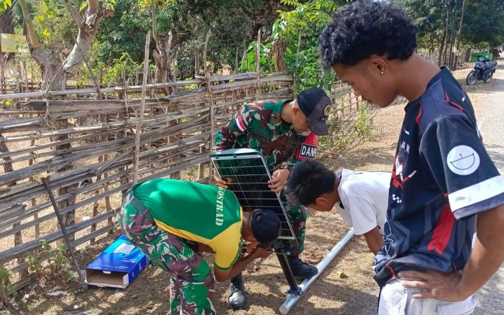 Yonarmed 12 Kostrad Terangi Perbatasan, Pasang Lampu Solar Cell di Dusun Nanaeklot
