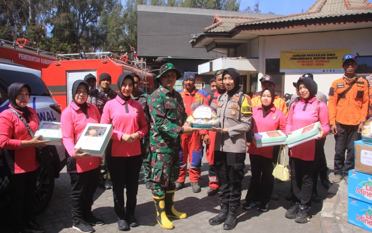 Polres Probolinggo dan Bhayangkari Salurkan Bantuan untuk Relawan Karhutla TNBTS di Bromo