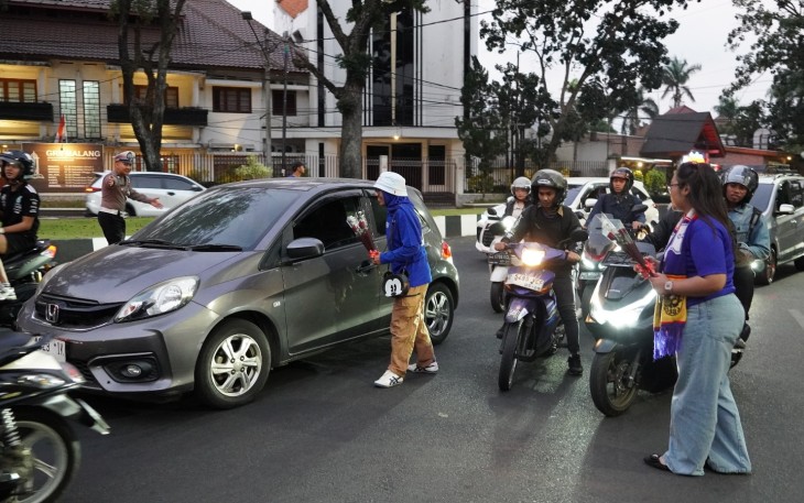 Polresta Malang Kota dan Aremania Bagikan 39 Mawar, Tebar Pesan Damai Jelang HUT Arema FC “TH39REATNESS”