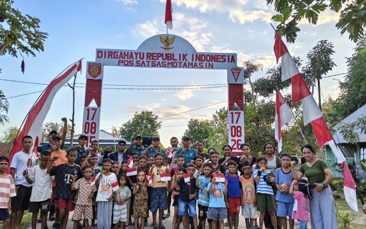 Yonarmed 12 Kostrad Bangun Gapura Pos Motamasin