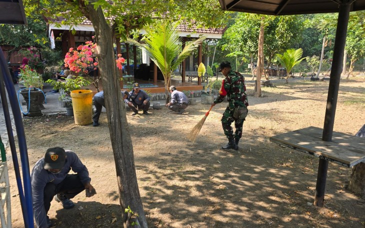Babinsa Rejomulyo Ajak Linmas dan Warga Rawat Kampung Tematik agar Tetap Nyaman