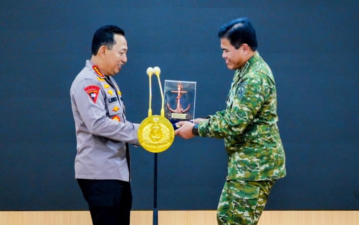 Kapolri Jenderal Polisi Drs. Listyo Sigit Prabowo, M.Si., menghadiri makan siang bersama Menteri Koordinator Bidang Politik dan Keamanan RI, Jenderal TNI (Purn.) Djamari Chaniago, di Denma Mabes TNI AL, Cilangkap, Jakarta Timur, Selasa (11/8/2026)