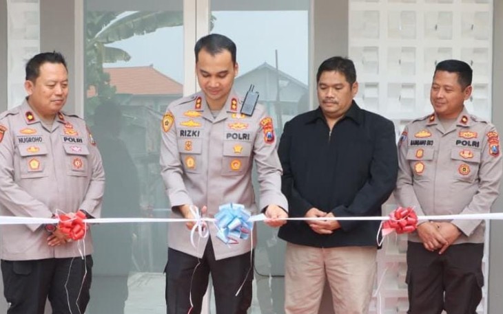 Kapolres Madiun Kota AKBP Rizki Pratama W.P., didampingi jajaran Pejabat Utama (PJU) Polres Madiun Kota, meresmikan Mushola An-Nugraha serta sejumlah ruan pelayanan di Mapolsek Taman Jl.Bhayangkara Kelurahan Banjarejo Kecamatan Taman Kota Madiun, Selasa (11/8/2026)