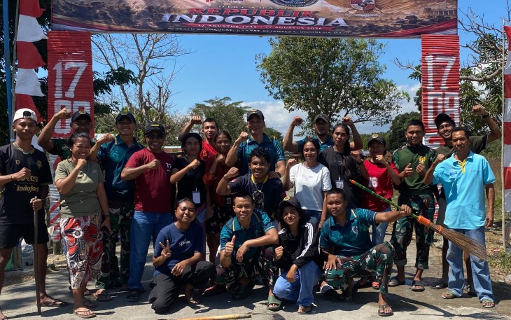 Yonarmed 12 Kostrad Bersama Warga Bangun Gapura Sambut HUT Kemerdekaan RI di Desa Tulakadi