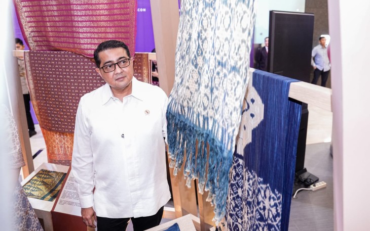 Menteri Ekonomi Kreatif/Kepala Badan Ekonomi Kreatif (Ekraf), Teuku Riefky Harsya meninjau koleksi kain tenun seusai membuka Glory Indonesia 2026 : Weaving Archipelago di Senayan City, Jakarta, Rabu (12/08/2026)