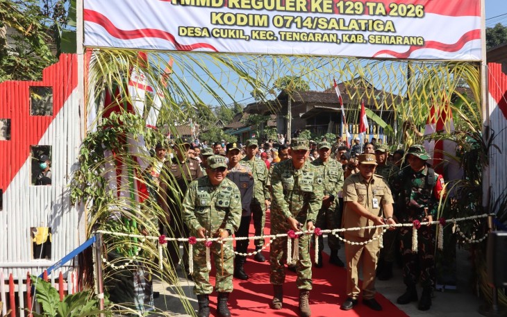 Pengguntingan pita sebagai simbol peresmian jalan beton